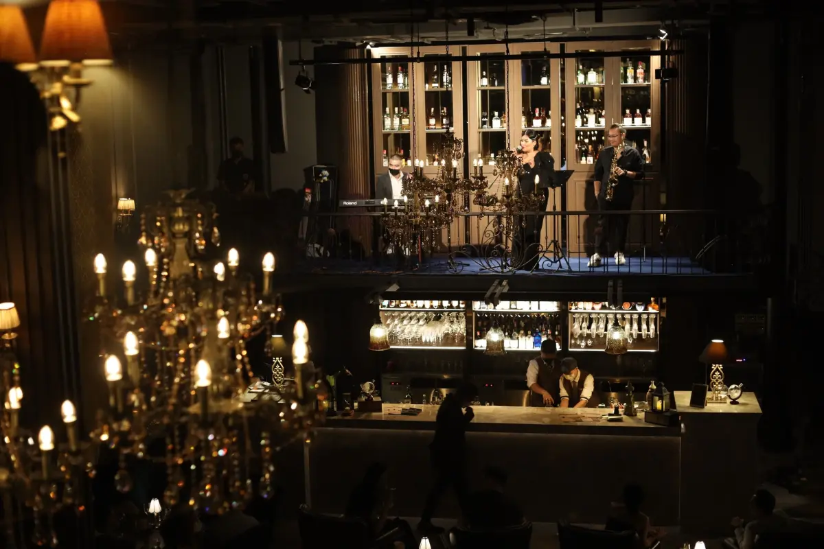 Abandoned Mansion - Photo 10