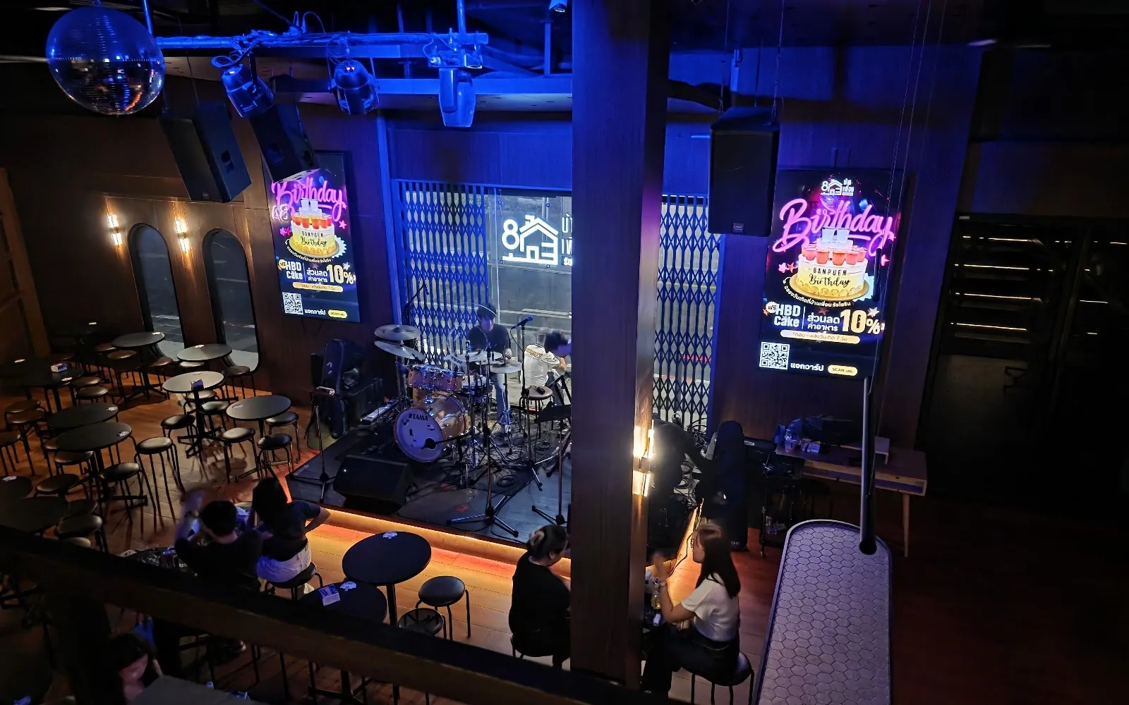 Banpuen Ratchayothin - Live Music Bars in Chatuchak, Bangkok