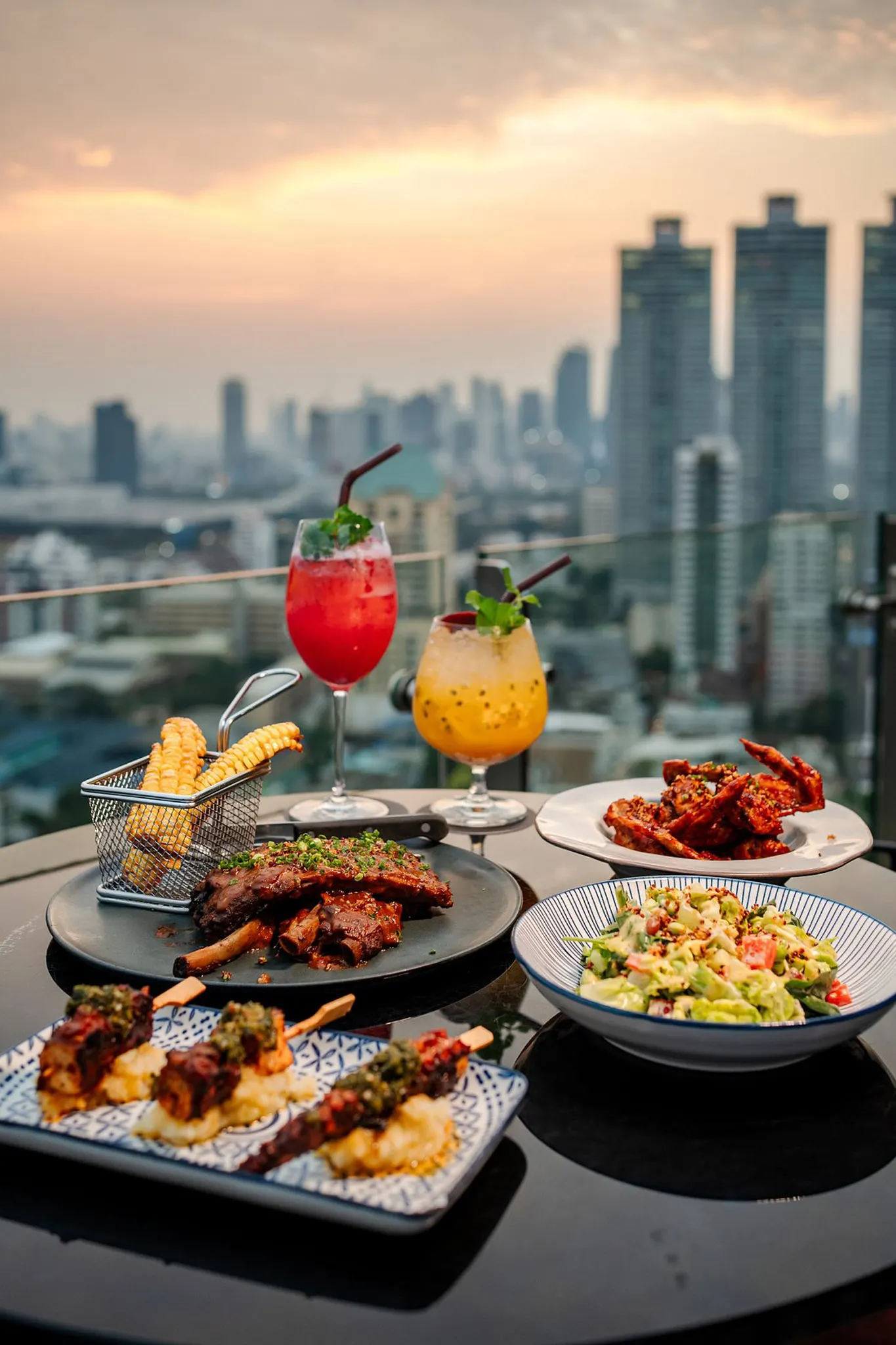 Mojjo Rooftop Lounge & Bar - Photo 3