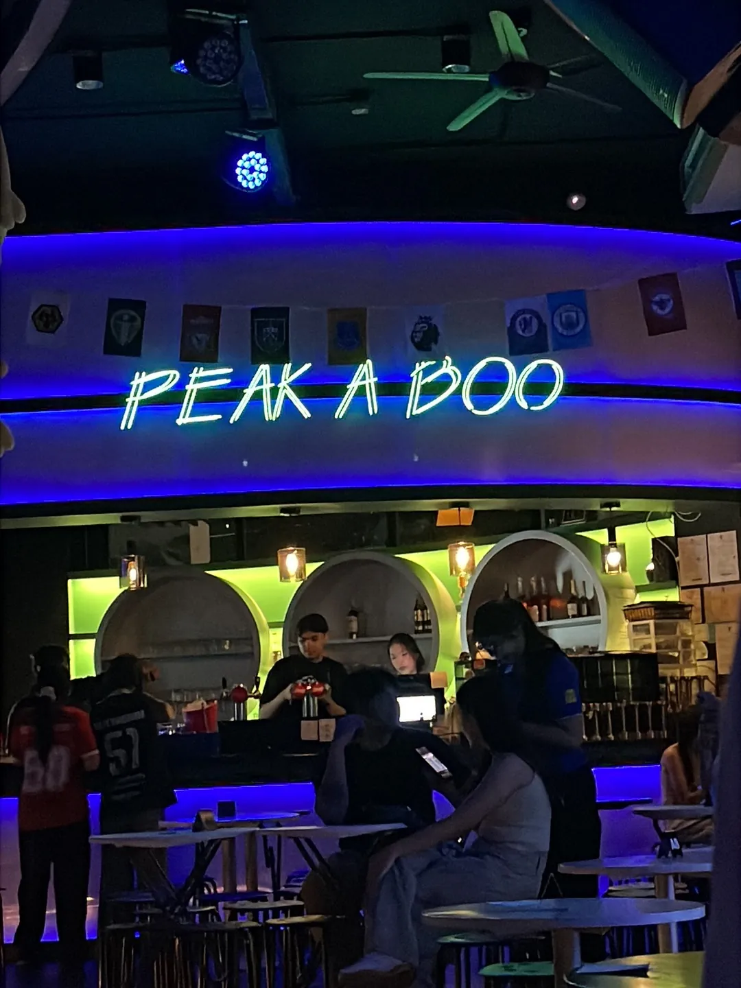 Peak-A-Boo Bar Ratchayothin - Photo 1