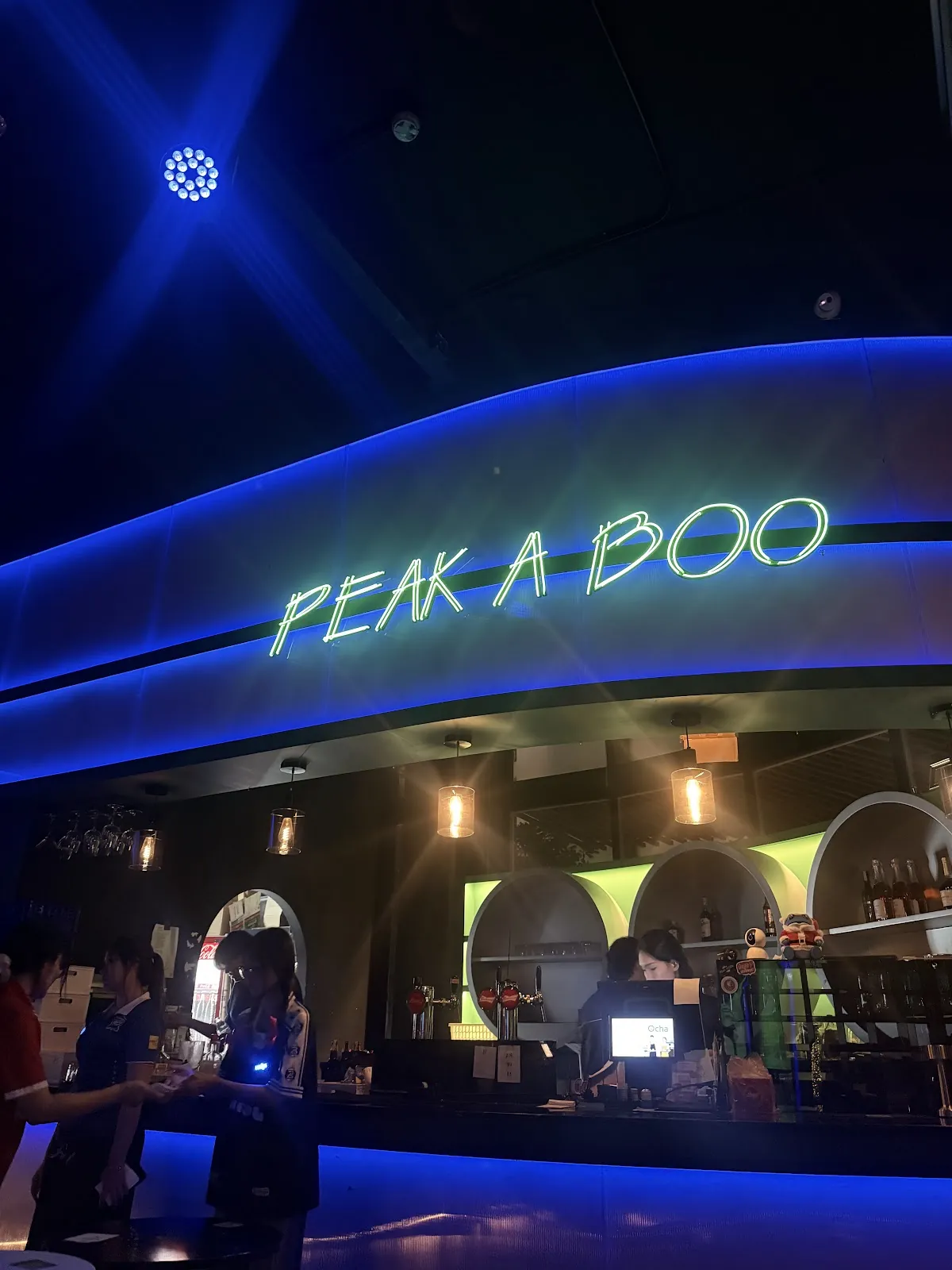 Peak-A-Boo Bar Ratchayothin - Photo 2