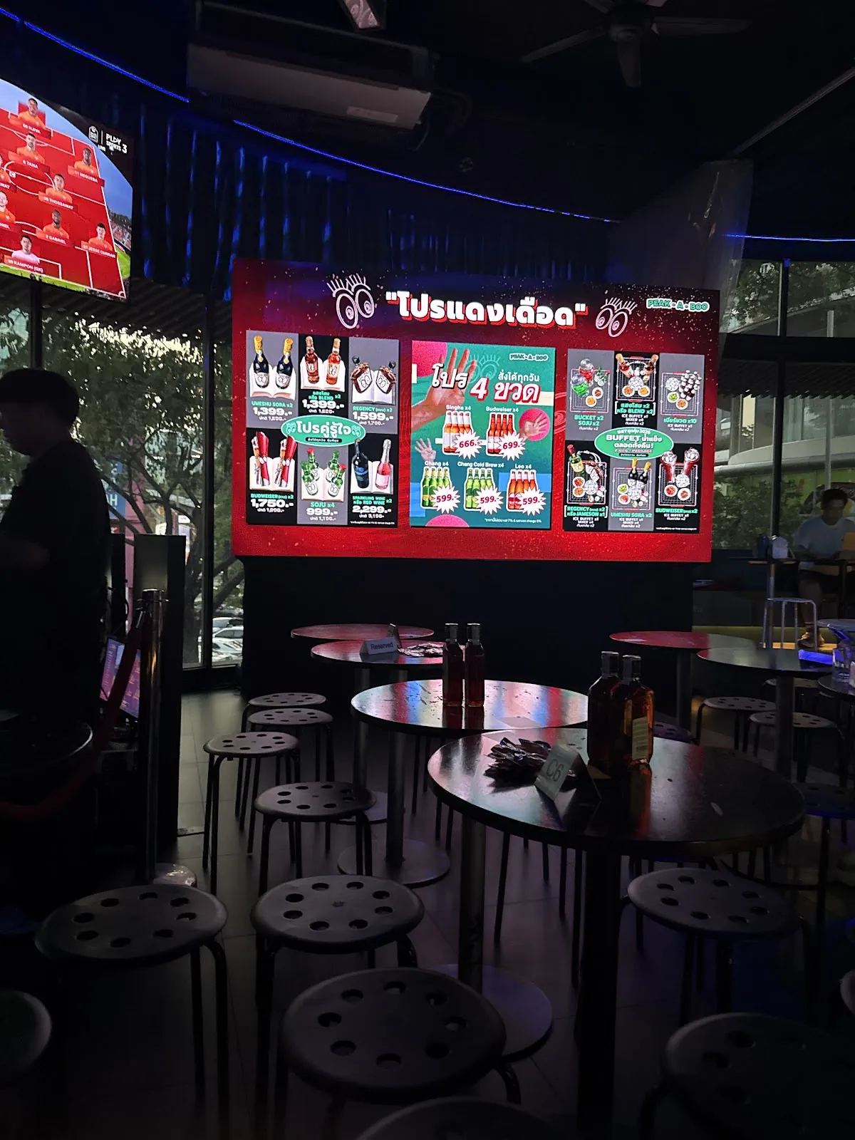 Peak-A-Boo Bar Ratchayothin - Photo 3