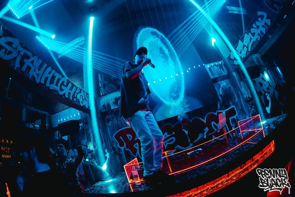 Penny Black - Photo 1