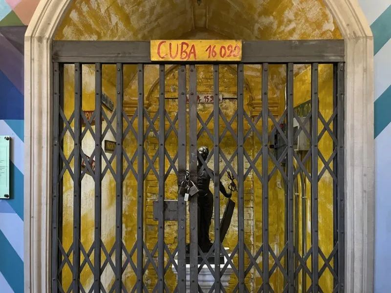 Revolucion Cocktail Bar - Photo 5