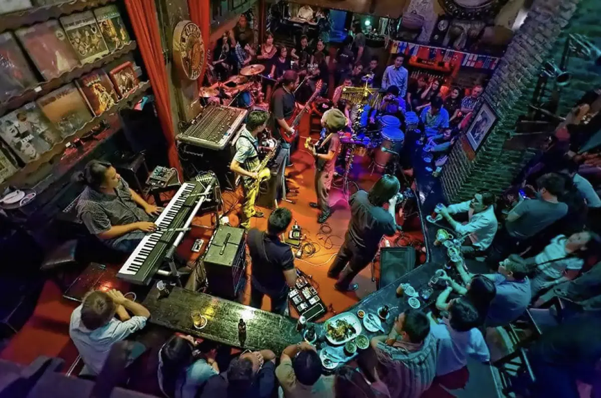 Saxophone Pub & Restaurant - Jazz Bars in Victory Monument, Bangkok