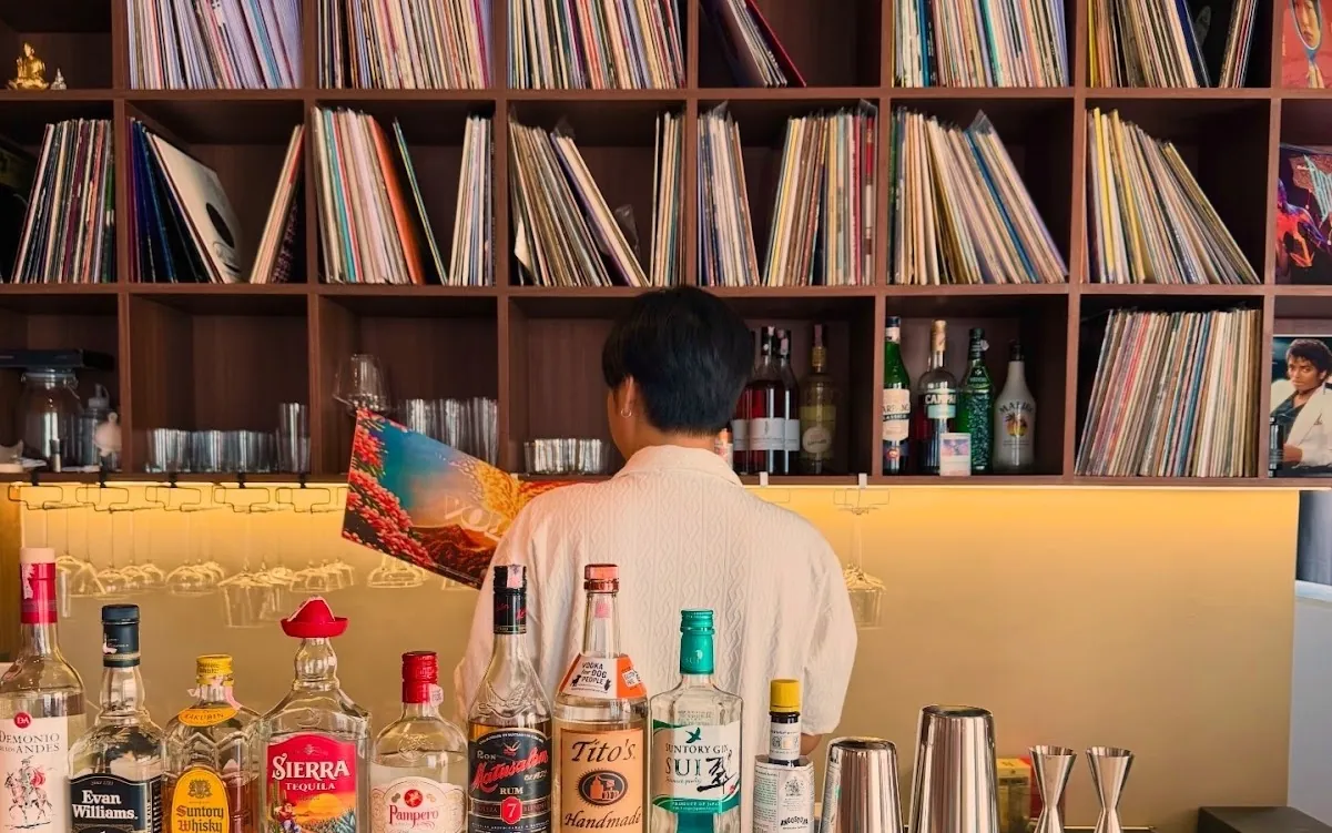 Sober Record Bar - Photo 6