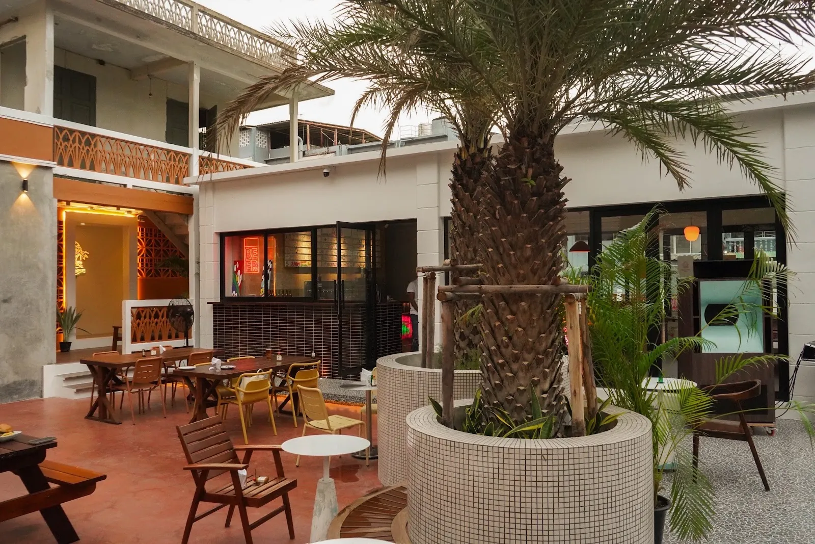 Two Palms Taproom - Bars in Old Town, Bangkok