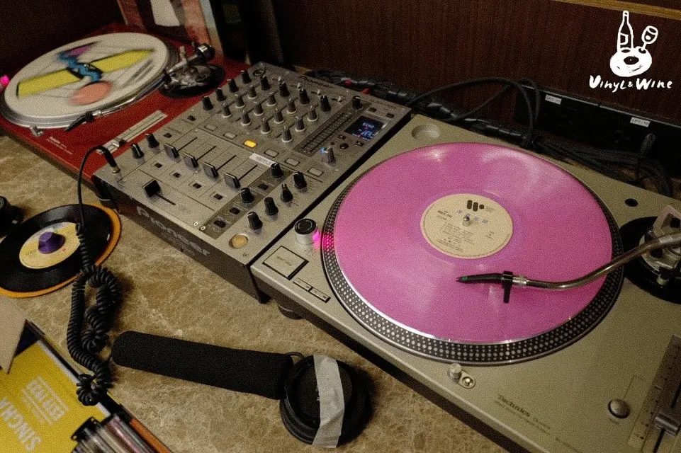 Vinyl & Wine - Photo 2