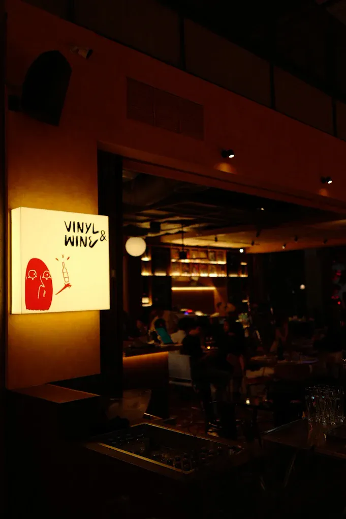 Vinyl & Wine - Photo 5